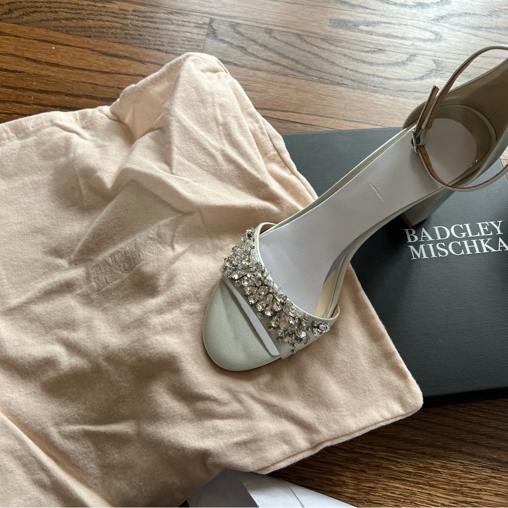 NEW Badgley Mischka Aqua Block Heels Size 8.5 - Picture 6 of 9